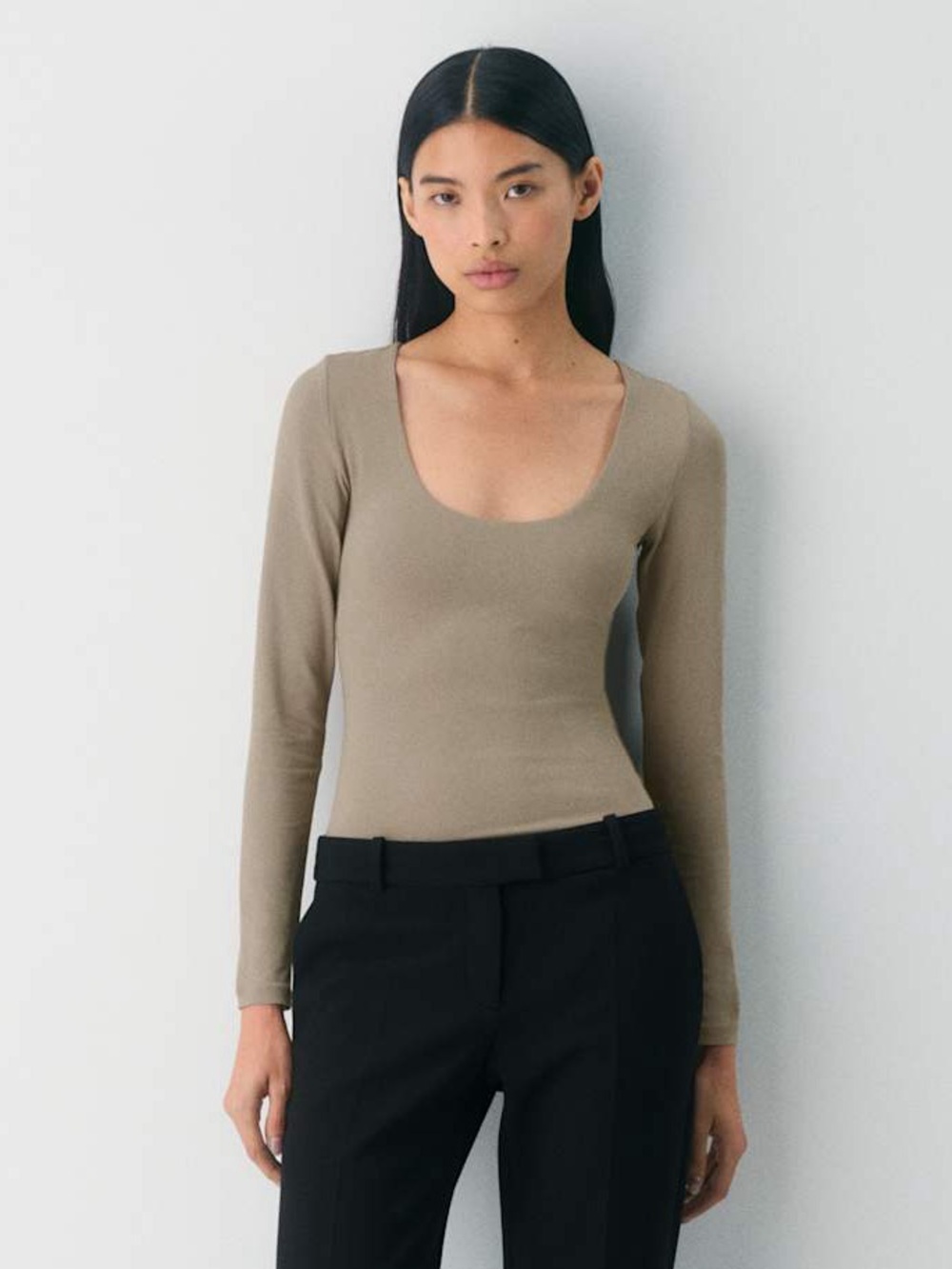 Aritzia Babaton size medium contour Scoop Neck Long-Sleeve Slim Fit Top in Taupe